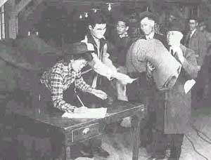 ۲۲ فوریه  ۱۹۴۲ ـ ژاپنی تبارهای آمریکا به اردوگاه محصور فرستاده شدند