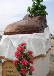۱۴ فوریه ۲۰۰۹ ـ تندیس کفش الزیدی در میدانی در شهر تکریت عراق