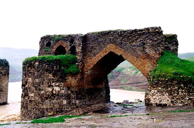 پل تاریخی گاومیشان واقع در دره شهر