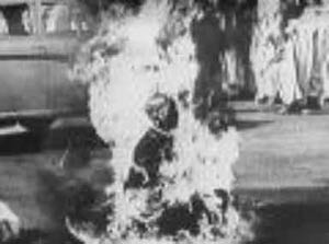 ۱۱ ژوئن سال ۱۹۶۳ ـ خودسوزی روحانی بودایی در ملاء عام در سایگون و نتایج آن - برخی از تفسیرها در این زمینه