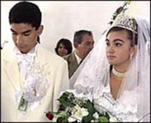 ۲۹ سپتامبر ۲۰۰۳  ـ ازدواج دختر پادشاه کولی های رومانی در ۱۲ سالگی!