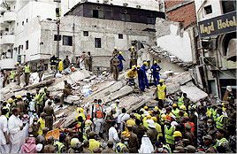 ۵ ژانویه ۲۰۰۶ ـ باز هم وقوع حادثه مرگبار در مکه و در جریان مناسک حج - این رویداد در عین حال اختلاف طبقاتی در امارات را عیان ساخت