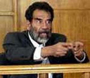 ۲ ژوئیه ۲۰۰۴ ـ اظهاراتی که در تاریخ ثبت خواهد شد - در مراسمی تئاتر مانند، صدام اتهامات وارده! به خود را شنید و واکنش نشان داد