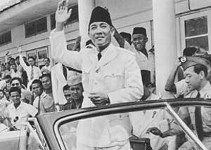 ۱۷ اوت سال ۱۹۴۵ میلادی ـ اعلام استقلال ‌اندونزی توسط سوکارنو