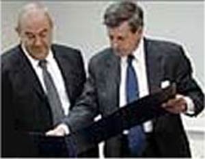۲۸ ژوئن ۲۰۰۴ ـ انتقال ناگهانی « سلف رول » به یک دولت موقت عراقی در مراسمی کوتاه و شبه محرمانه - نظر عراقی ها در این زمینه