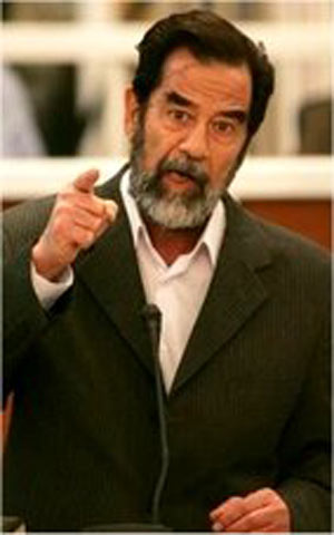۱۹ اکتبر ۲۰۰۵ ـ صدام حسین عرب در برابر قاضی کر’د: من رئیس جمهوری عراق هستم، تو کیستی؟!