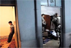 ۱۶ فوریه  ۲۰۰۶  ـ بازرسی خانه ها در عراق و نگرانی نوجوان