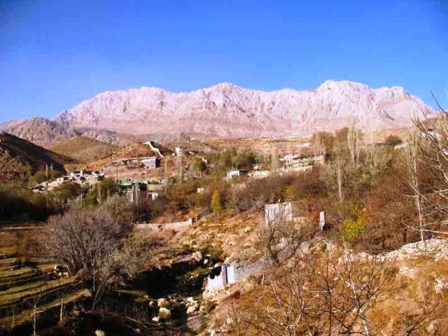 
      نگاهی مردم شناسانه به ادبیات عامه مردم روستای اسلام آباد کوهپایه در کرمان    