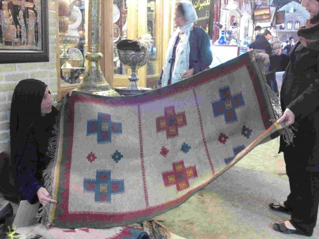 
      گفتگو با خانم ف. م. بافنده و فروشنده‌ی گلیم در بازار اصفهان