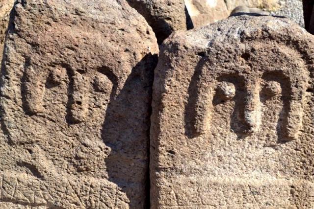 
      گزارش تصویری از سنگ‌های باستانی شَهَریِئری؛ چهره‌هایی فراموش‌شده