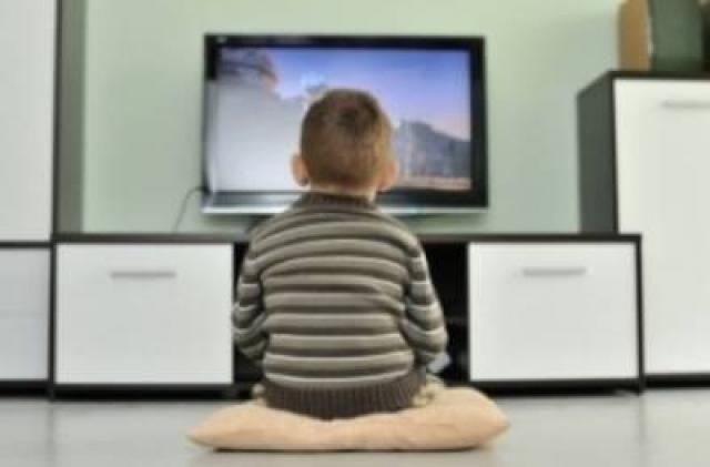 
      آیا صفحات تلوزیون و کامپیوتر سبب بروز بیش فعالی در کودک می شوند؟
