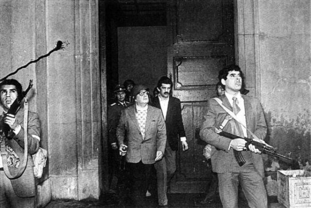 
      سانتیاگو در ماه سپتامبر: پنجاه سال از کودتا علیه سالوادور آلنده گذشت (لوموند دیپلماتیک: سپتامبر 2013)