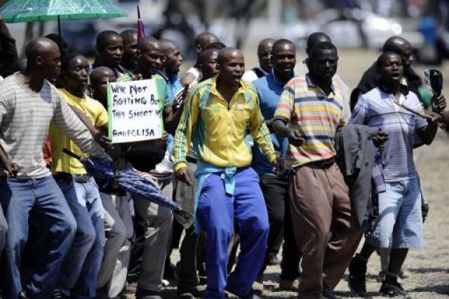 
      معرفی چند کتاب در باره آفریقای جنوبی:  خشم معدنچیان، سرخوردگی مردمی