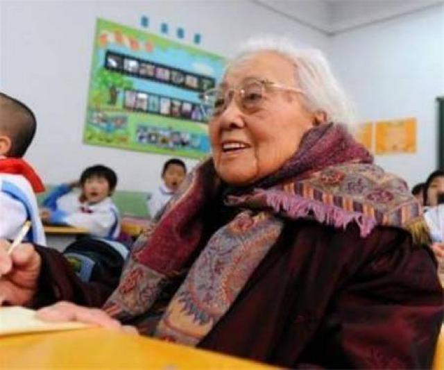 
      ز دانش دل‌ پیر برنا بود: نگاهی‌ به آموزش و یادگیری در دورهٔ سالمندی