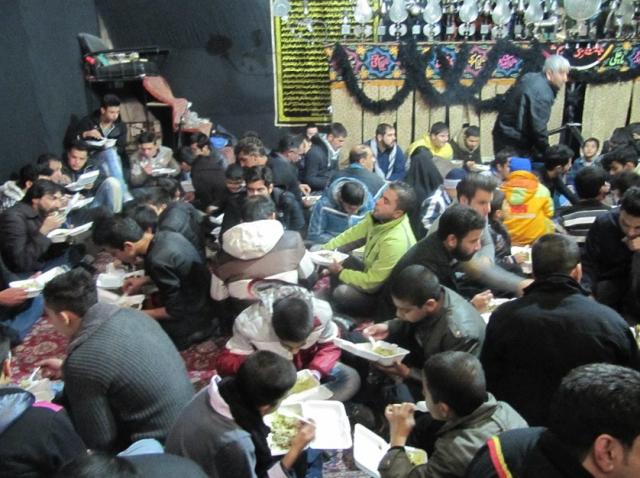 
      چشیدن مناسک: مردم نگاری حسی غذای نذری در تهران