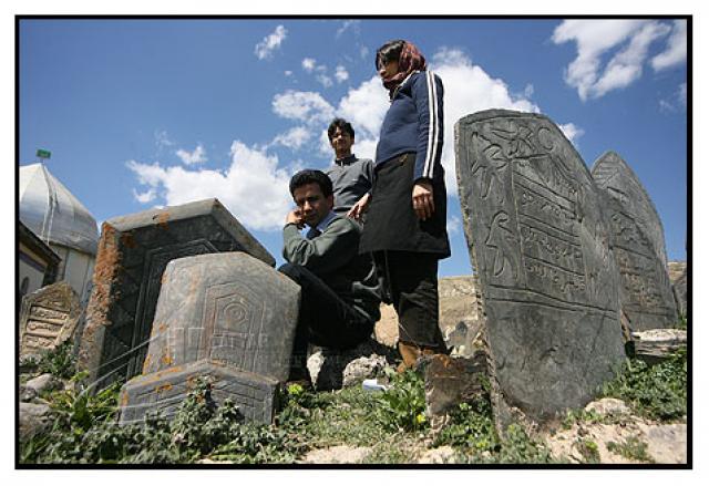 
      تصاویر سنگ قبرهای تاریخی سفید چاه، کلید رمز زندگی و مرگ