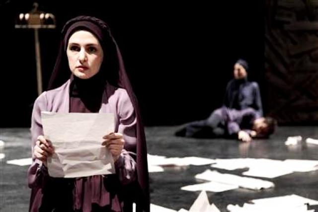 
      نمایش «نامه هایی به تب» به کارگردانی سیامک احصایی: تئاتر با طعم دود و به رنگ تصویر