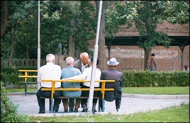 
      مروری مختصر بر جایگاه اجتماعی سالمندان در ادبیات مکتوب و شفاهی‌ ایران