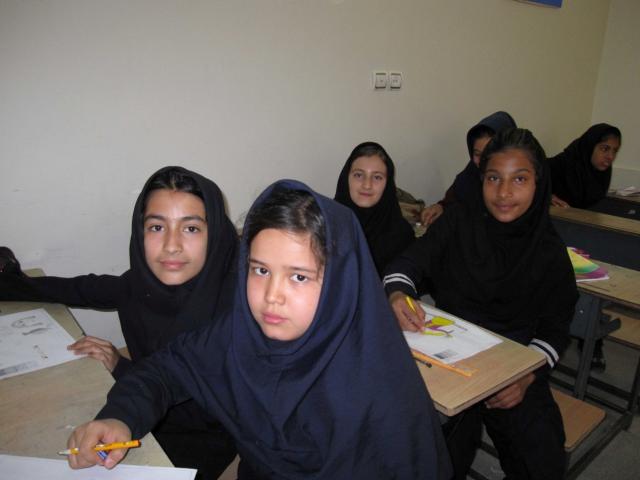 
      قومیت، هویت و ارتباط آن با نهاد خانواده: مطالعه موردی خشونت علیه کودکان و نوجوانان افغان در یکی از محله‌های شهری کرج