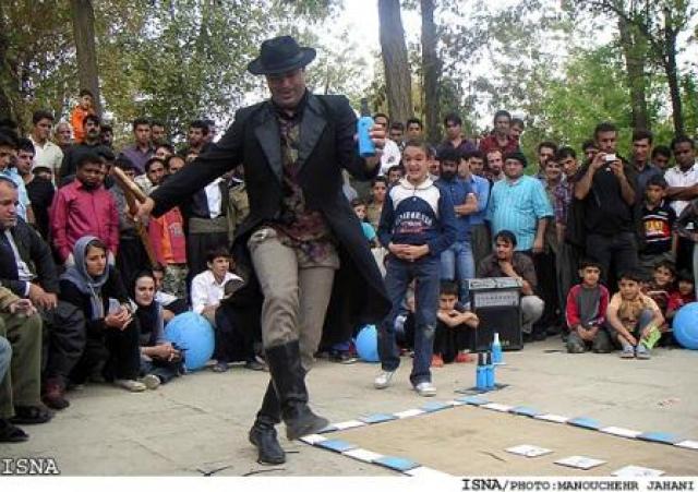 
      اجرای تئاتر خیابانی در ایران با رویکردی سنتی یا جهانی