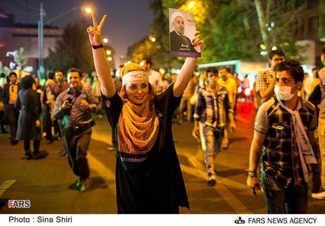 
      عطر شادی، بوی گاز: شادی های انتخاباتی