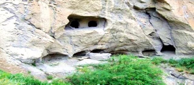 
      بررسی غار های دستکند (کافر کلی ) محور هراز شهرستان آمل با مطالعه موردی  کافر کلی های روستای آب اسک و پلمون    