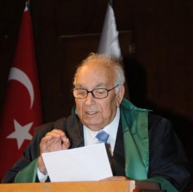 
      ادبیات،‌ امید می آفریند: سخنرانی یاشار کمال در مراسم دریافت دکترای افتخاری دانشگاه بوغاز ایچی (استانبول، 2009)