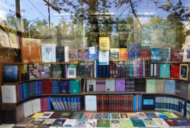 
      موقعی که از ایرانی بودنم خجالت کشیدم،  آنهم در کتابفروشی!