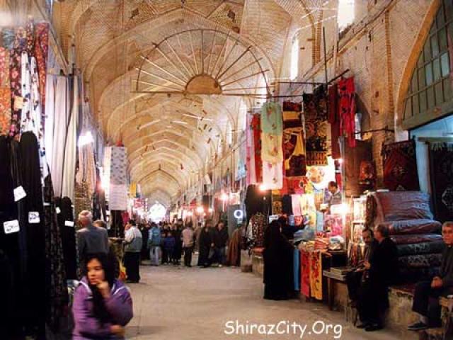 
      بررسی انسان شناختی حافظه تاریخی در شهر (با مطالعه موردی بازار وکیل شیراز)