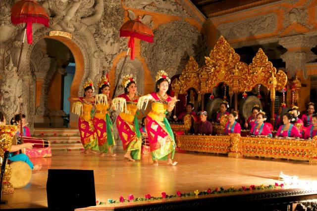 
      رقص های آیینی و نمایشی اندونزی : جزیره ی سولاوسی
