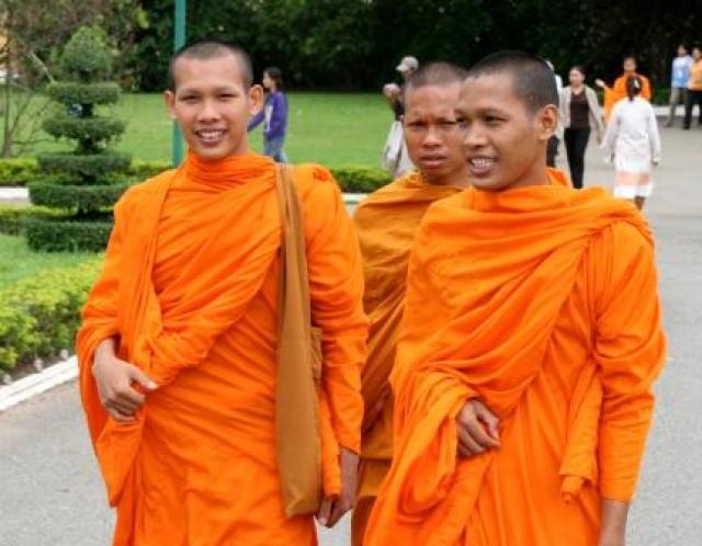 
      امدادگران مخفی: از ما توقع نداشته باشید مثل راهبه ها زندگی کنیم