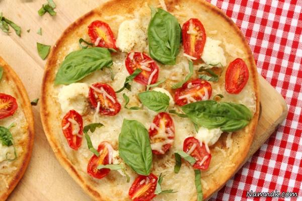 مینی پیتزا | طرز تهیه مینی پیتزا گوجه فرنگی و ریحان