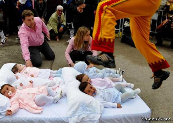 جشنواره پرش شیطان از روی نوزادان + تصاویر