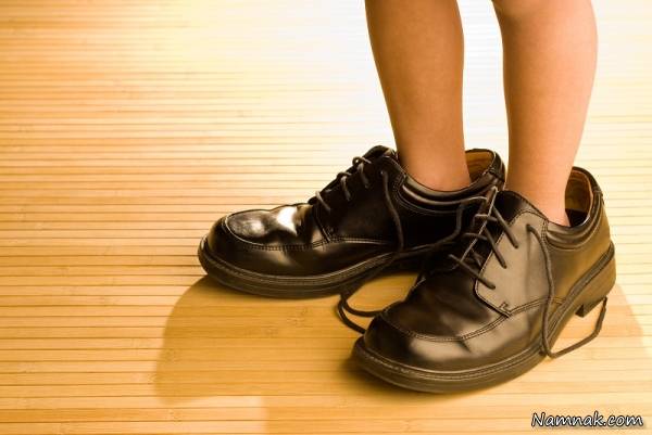 روش ساده برای گشاد کردن کفش های تنگ در خانه