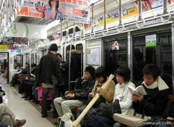 ممنوعیت آرایش کردن در مترو! + عکس
