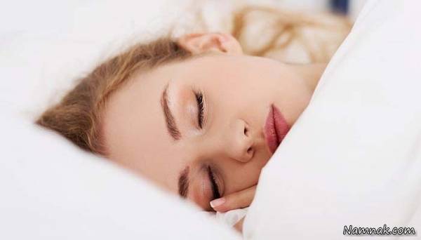 خوابیدن با آرایش با پوستتان چه می کند؟