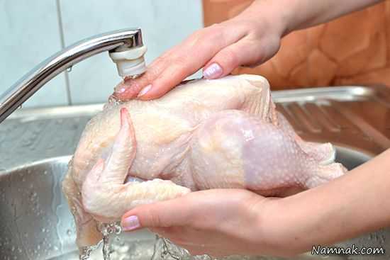 مسمومیت وحشتناک با شستشوی مرغ قبل از پخت