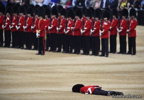 غش کردن سرباز در حین رژه مقابل ملکه انگلستان! + تصاویر