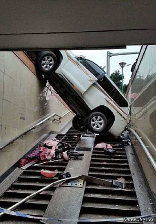 سقوط ماشین داخل مترو حین پارک خودرو توسط زن چینی! + تصاویر
