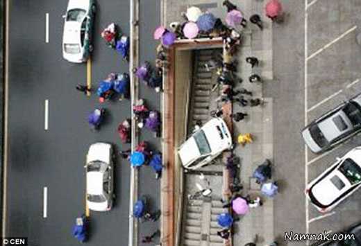 سقوط ماشین داخل مترو حین پارک خودرو توسط زن چینی! + تصاویر