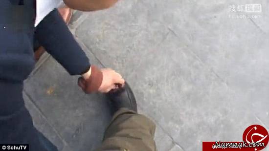 پافشاری عجیب یک واکس زن در واکس زدن کفش + عکس