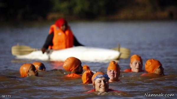 سفیر زن | عکس شنا کردن سفیر زن هلند در رود نیل