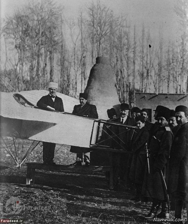 عکس یادگاری احمدشاه با اولین هواپیما در ایران
