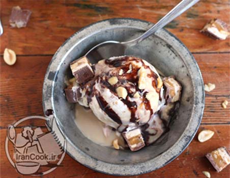 طرز تهیه بستنی خوشمزه با اسنیکرز - طعم لذیذ کارامل و شکلات | ایران کوک