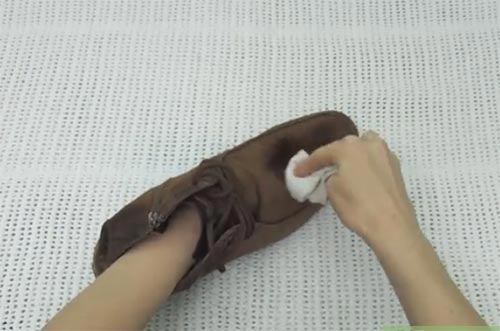 تمیز کردن کفش جیر با روش‌های مختلف | وب 