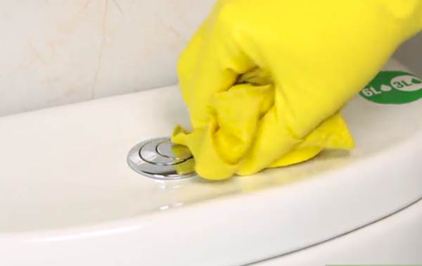 تمیز کردن توالت فرنگی با روش میکروب زدایی | وب 