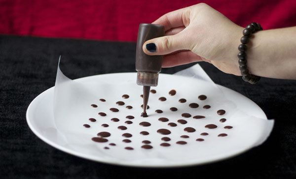 شکلات چیپسی رنگی چیست و چگونه تهیه می شود؟ | وب 