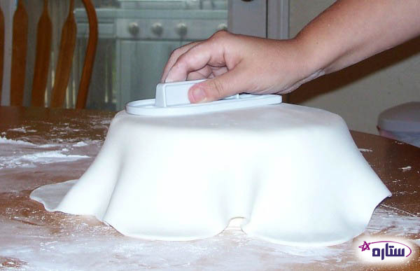 	نحوه‌ پوشاندن سطح کیک با خمیر فوندانت | وب 