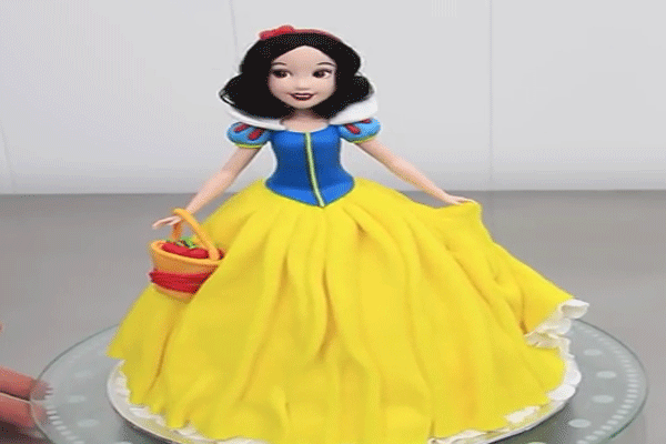 کیک تولد دخترانه با تزیین پرنسس | وب 