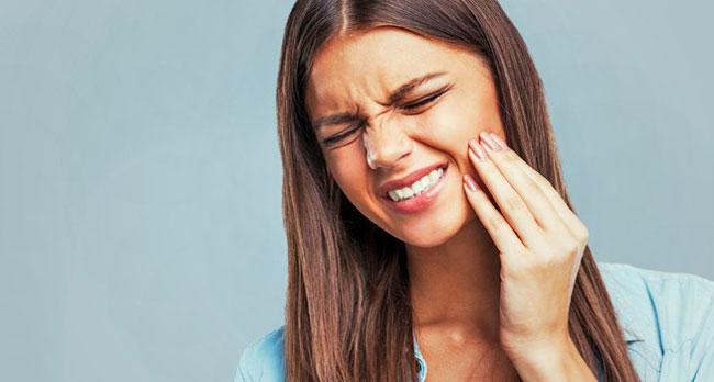 درمان دندان درد؛ ۲۲ راه خانگی برای رهایی از درد عصب دندان